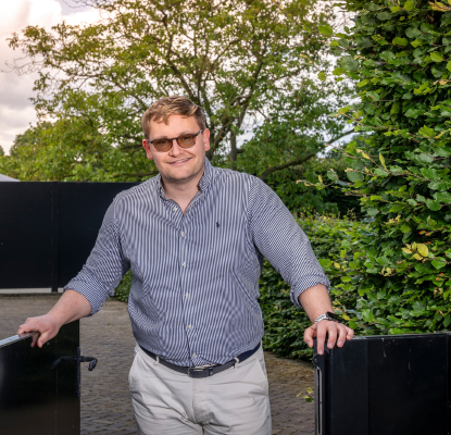 “Het gaat niet alleen om waar je werkt, maar vooral om hoe je samenwerkt en groeit” – Tim Brouwers over werken als fiscalist bij Lenssen Advies